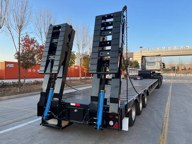 3 Axle Hydraulic Lowbed Semi Trailer for Sale